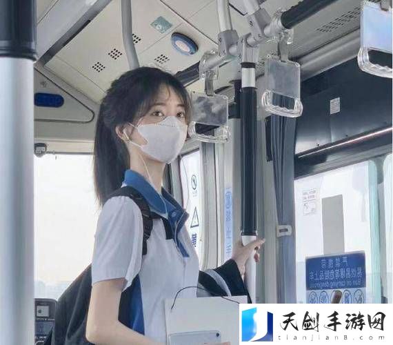 公交车上的校花调教，观众：感受青春的悸动与成长