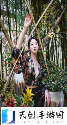 黑色双开真丝旗袍下身怎么弄：下身搭配的时尚密码
