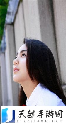 男生把困困放入老师定眼里：一场意外引发的课堂小插曲