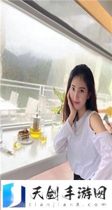 中午妈妈在厨房做饭：传递家的温暖
