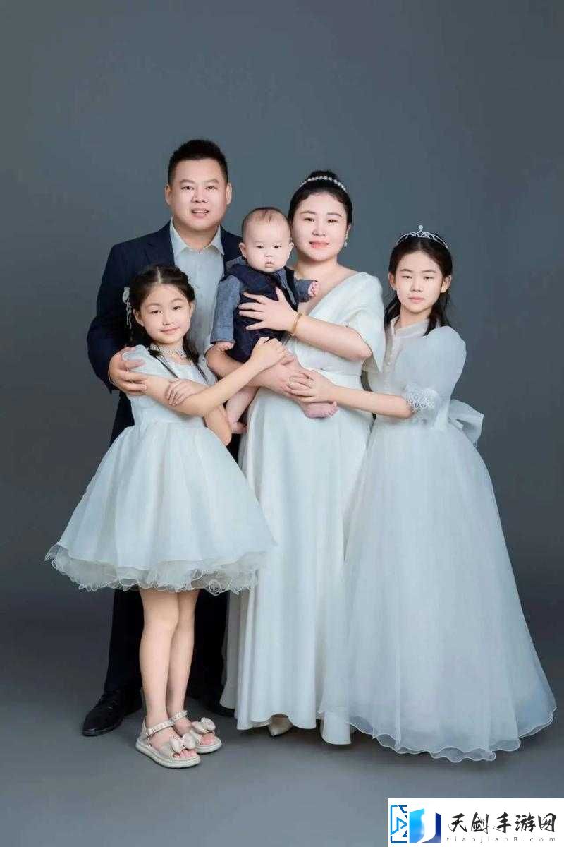 父母儿女一家狂欢乐温馨永相伴