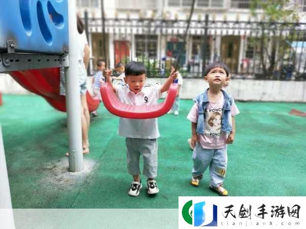 小奶娃灌溉记与普通版对比：小奶娃灌溉记：童趣与成长的奇妙旅程