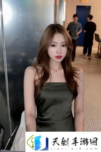 姐姐做饭妈妈在厨房里做饭温情满溢的家庭气息让人感动不已网友：这样的生活太幸福了！