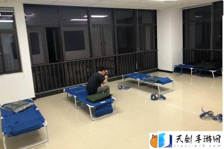 两个人轮流上24小时的班：守护不停歇的日夜