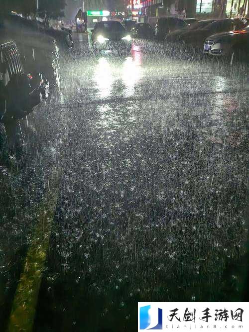 暴雨天被困在公司的女职员该如何应对突发状况