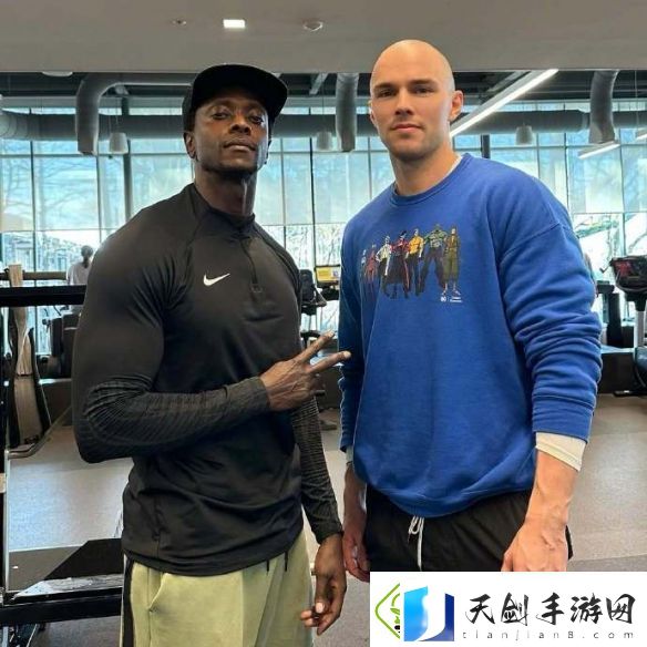 DC超英新片超人曝新训练幕后照-很强壮的卢瑟！