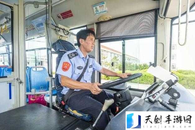 公交车售票员用 B 测量尺寸:平凡岗位上的奇特举动