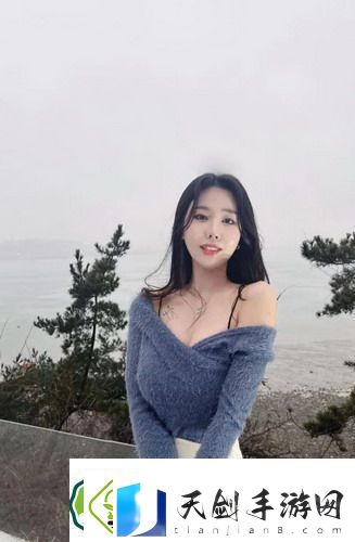 一个人晚上看免费的电视剧-沉浸于精彩剧情-网友：真是太过瘾了！