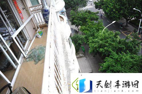 9分10秒落地窗头撞玻璃-笑破科技圈的神秘事件！