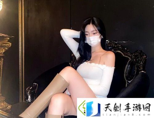 挤公交忘穿内裤被挺进：在拥挤的车厢中经历尴尬瞬间的真实写照！