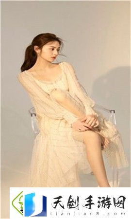 叙述婚纱店老板帮新娘试婚纱